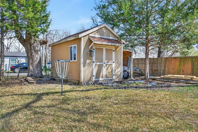 Building Photo - 212 N Grand Ave