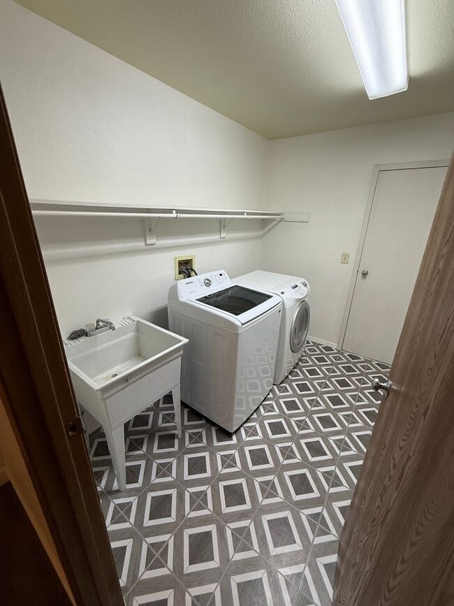 Building Photo - Spacious 4-bedroom / Heat included / 1 car garage