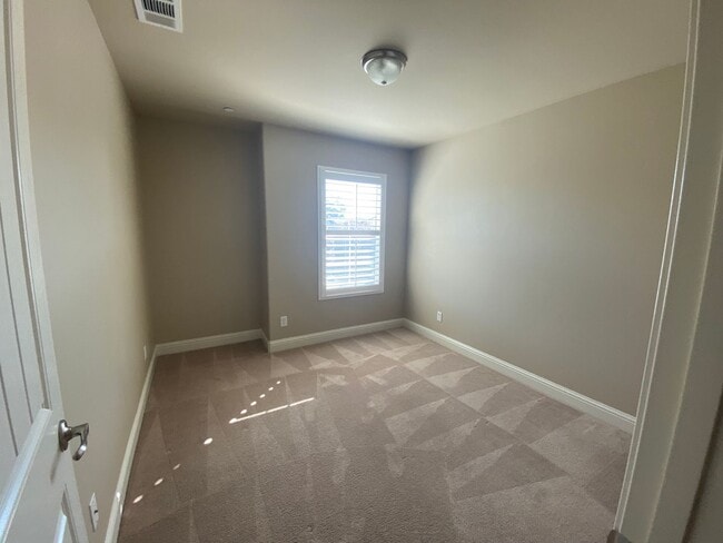 Building Photo - Beautiful 2 story Home in gated community ...
