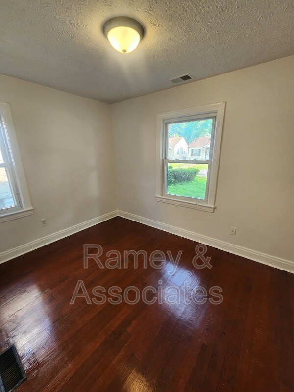 Building Photo - 2112 Ratcliffe Ave