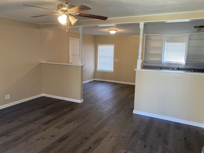 Building Photo - 300 E 12th St