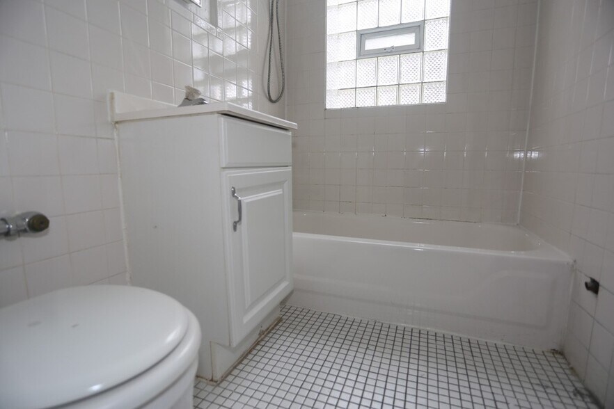 Building Photo - 433 W Roscoe St