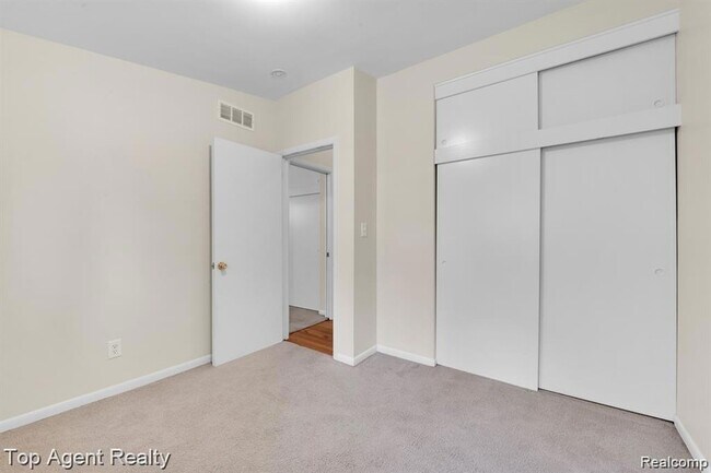 Building Photo - 881 Brooklawn Dr