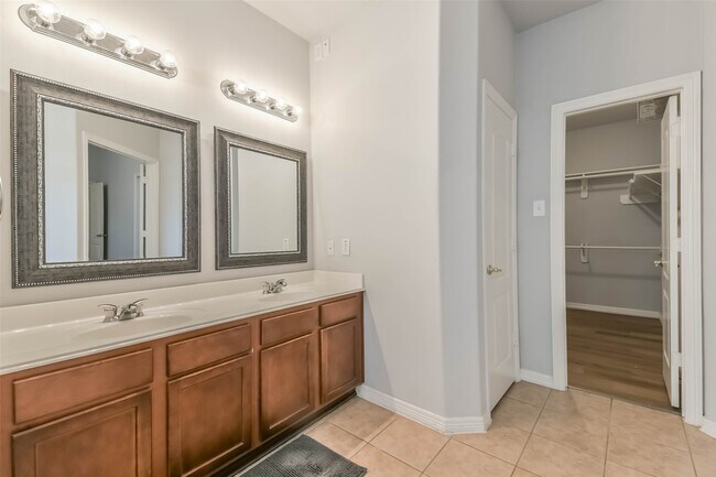 Building Photo - 2212 Highland Crossing Dr
