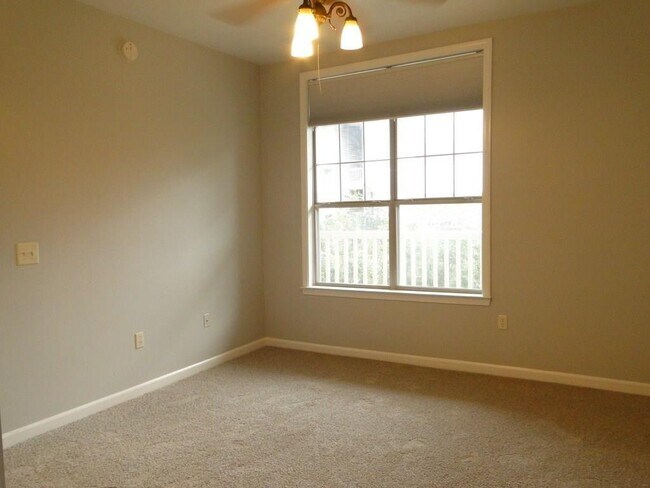 Building Photo - 2700 Pine Tree Rd NE