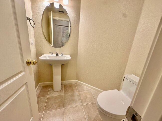 Building Photo - Coming Soon! Charming 3-Bedroom Hamilton Home