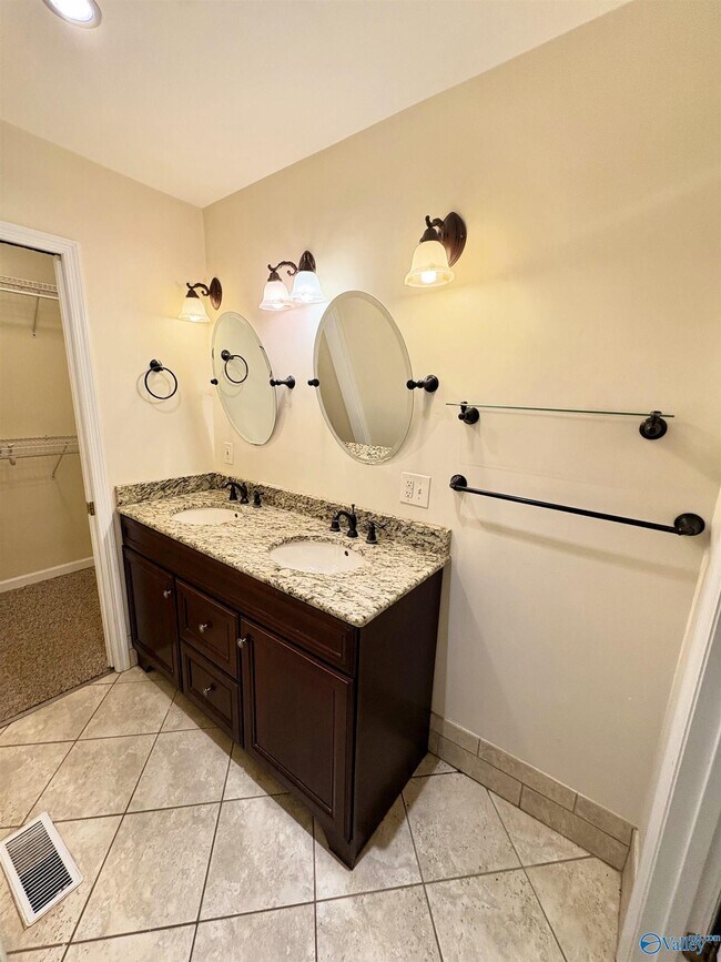 Building Photo - 2117 Mythewood Dr SW