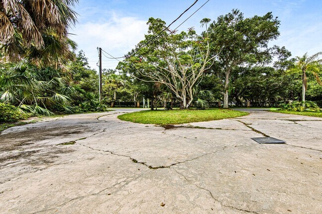 Building Photo - 7810 S Tropical Trail