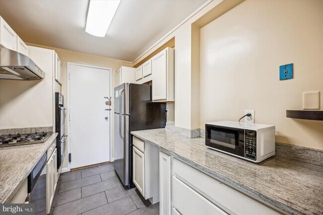 Building Photo - 10201 Grosvenor Pl
