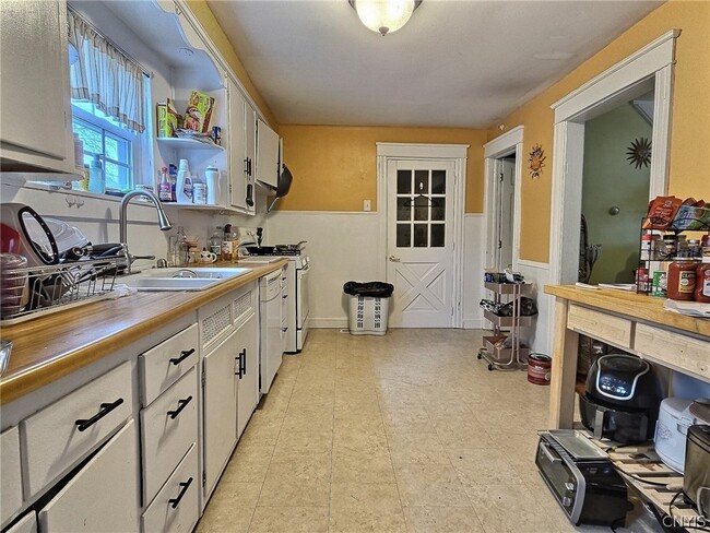 Building Photo - 213 Foster Ave