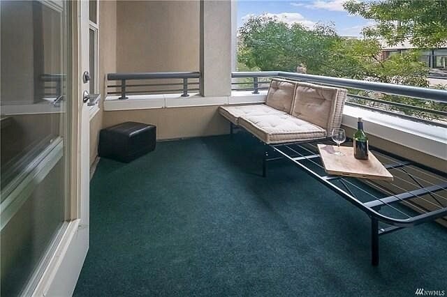 Patio/Balcony - 10042 Main St