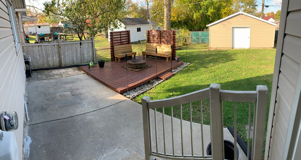 Backyard with fire pit & benches - 128 N 6th Ave