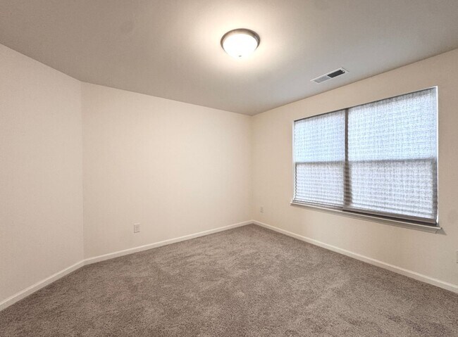 Building Photo - 612 Columbus Cir