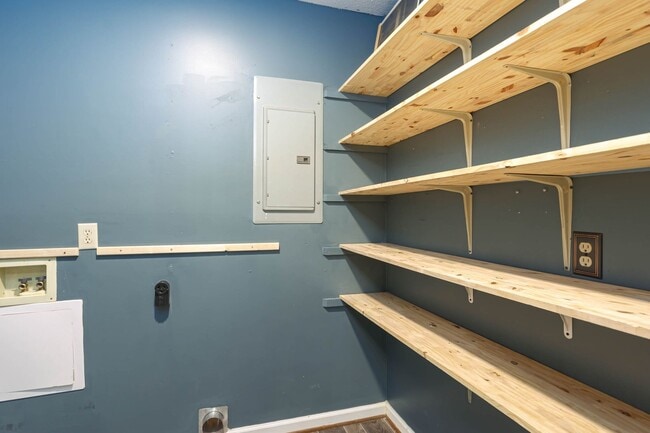 Building Photo - 3 Bed 2 Bath near Lake Jeanette