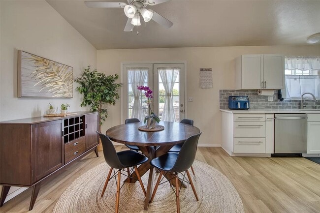Building Photo - Spacious 4 bed/ 3 bath Hamilton Home