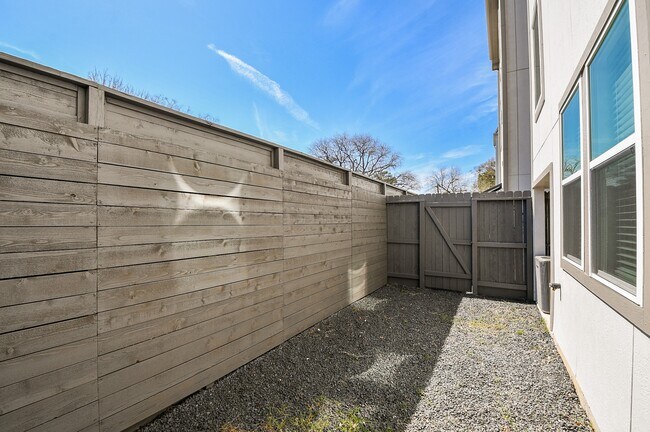 Building Photo - 11119 Savannah Woods Ln