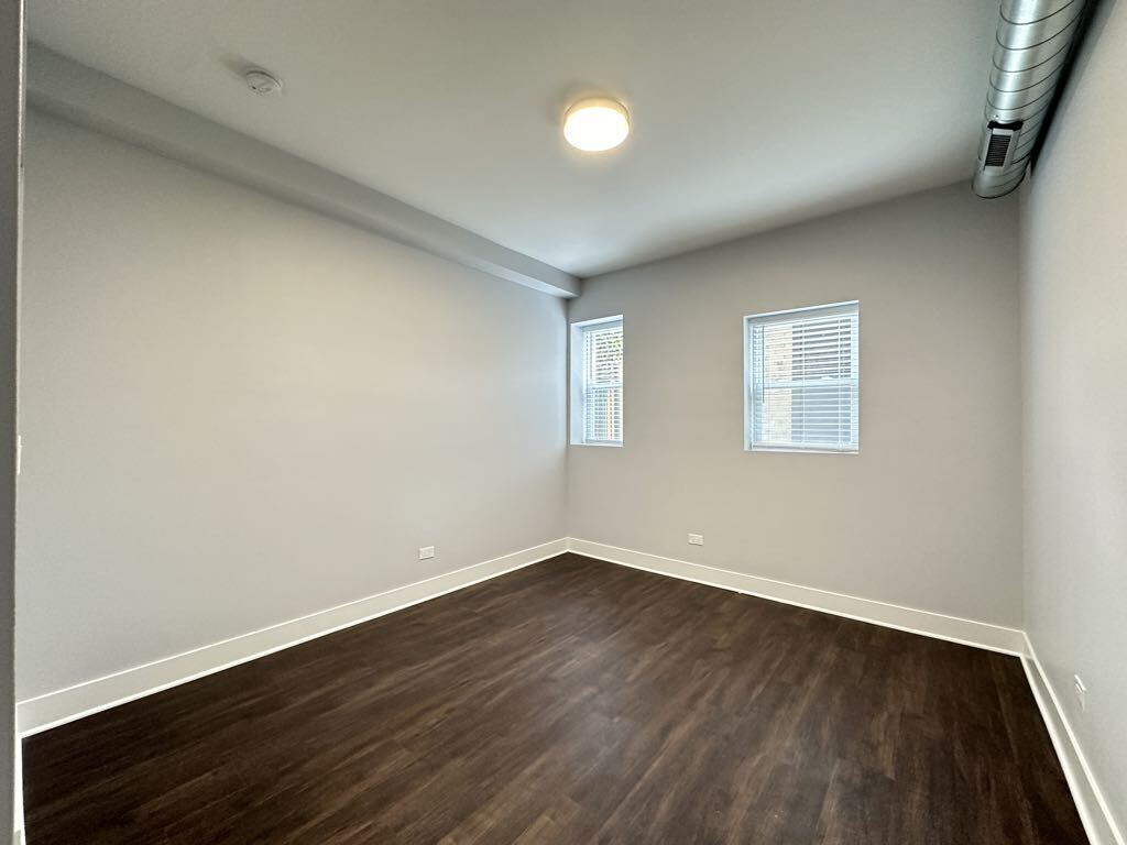Building Photo - 2149 W Wilson Ave