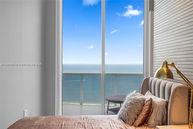 Building Photo - 16001 Collins Ave