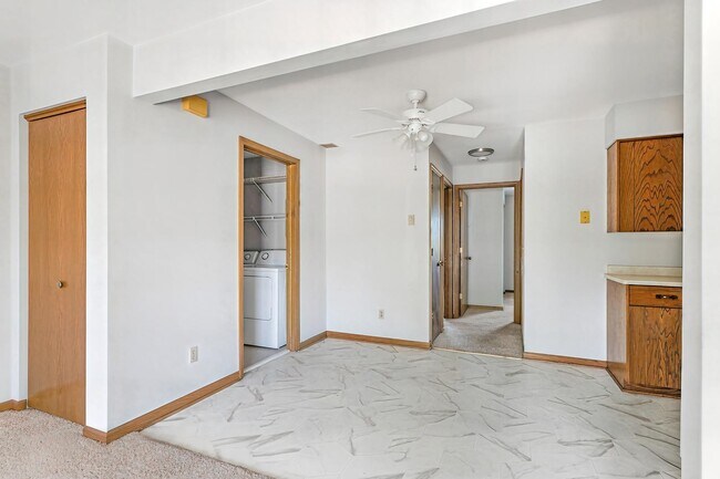 Building Photo - 16 W Klubertanz Dr