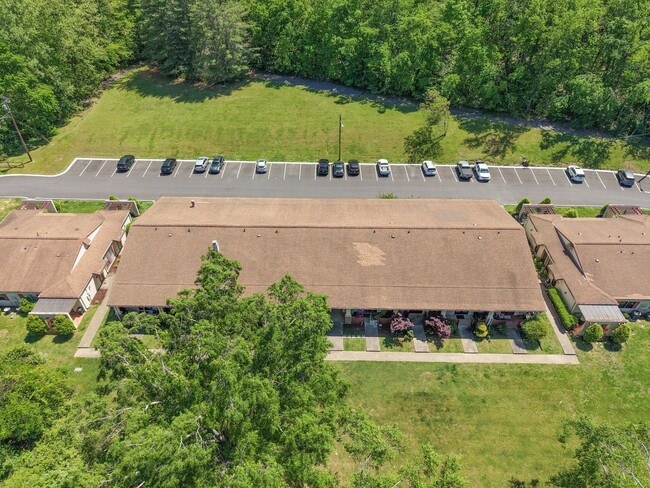 Building Photo - Discover the most affordable home in Belle Forest, located in Nashville's highly coveted 37221 zi...