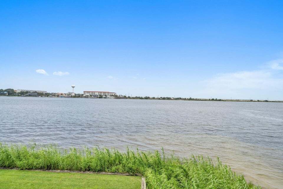 Building Photo - 308 Miracle Strip Pky SW