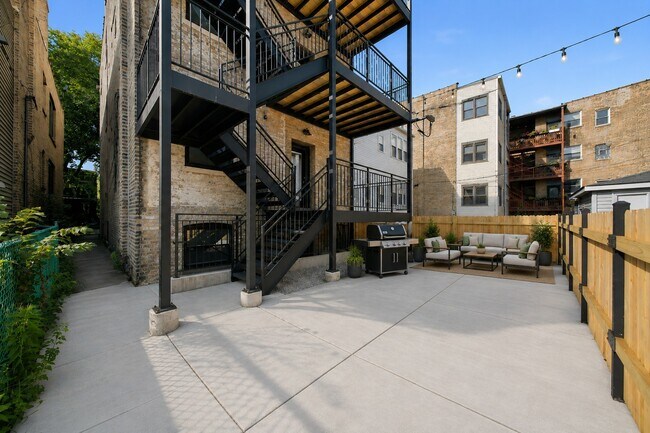 Building Photo - 2442 W Wilson Ave