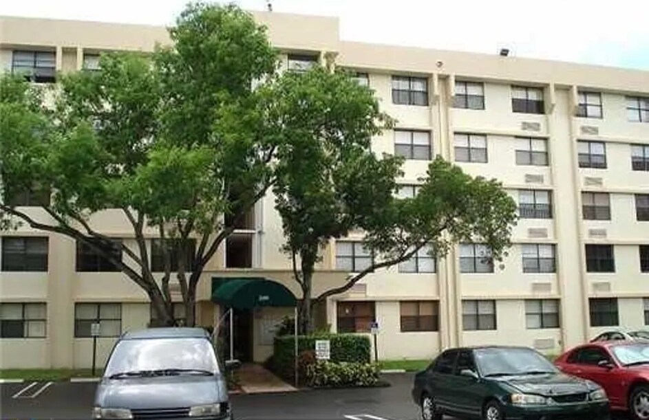 Building Photo - 2401 Riverside Dr