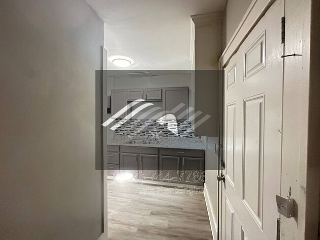 Building Photo - 8 E Hillcrest Ave