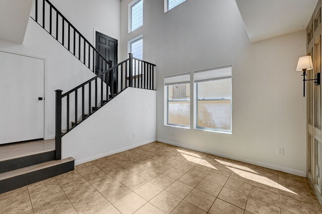 Building Photo - Stylish Tri-Level Home/Tandem Garage in Henderson