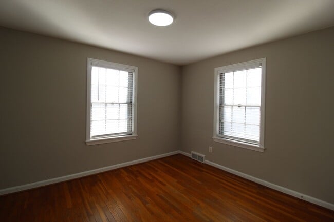 Building Photo - April FREE On This 2 Bedroom 1 Bath Duplex In The Waldo Area