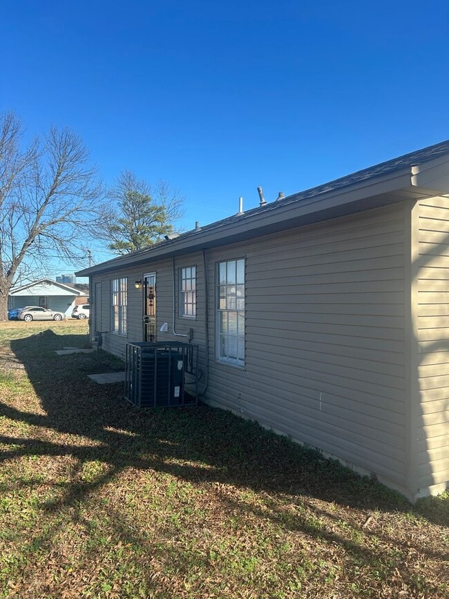 Building Photo - 510 S 19th St