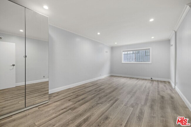 Building Photo - 423 Rexford Dr
