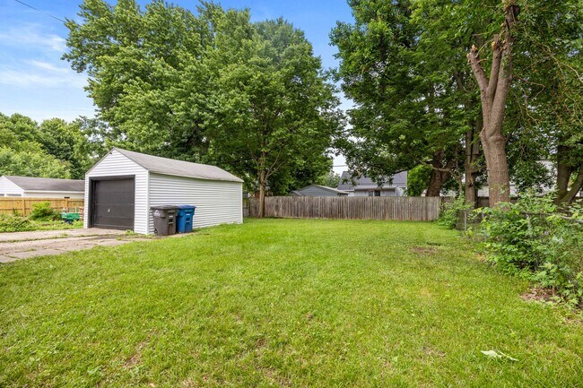 Building Photo - ? Move-In Ready Home with Modern Updates