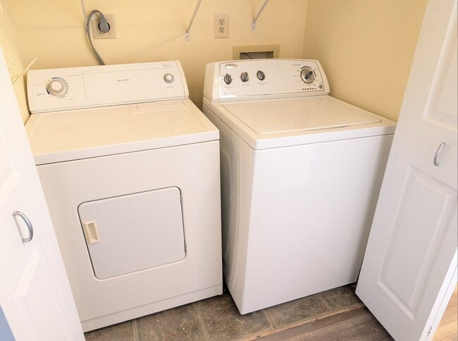 Building Photo - Cozy & Lifestyle-Oriented