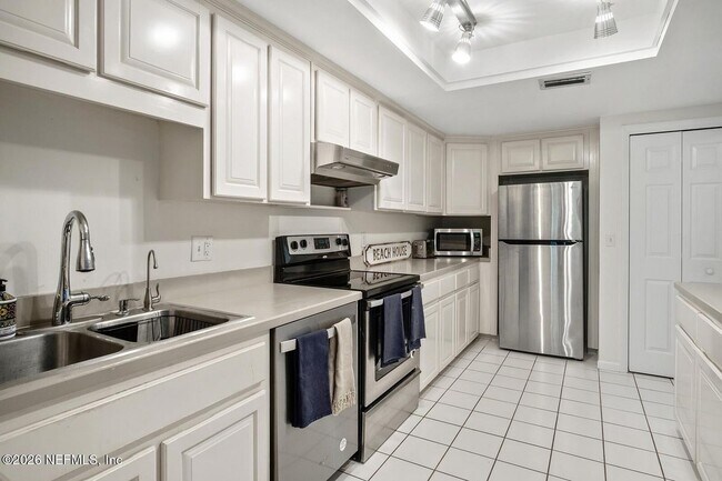 Building Photo - 8012 Hollyridge Rd