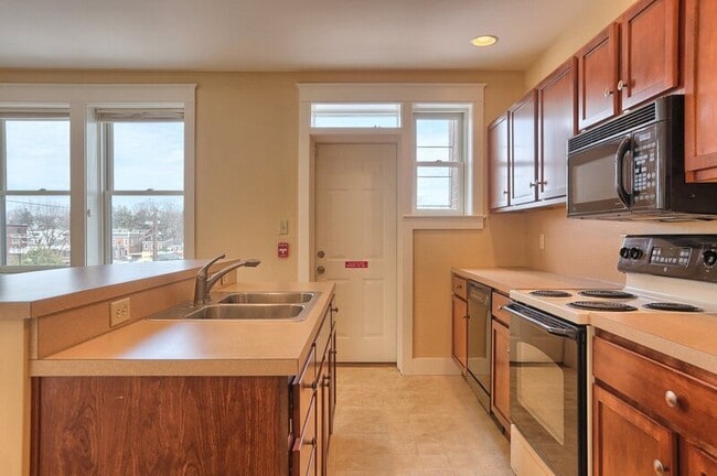 Building Photo - 353 W King St