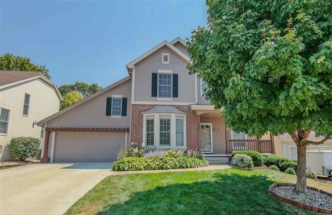 Primary Photo - Bellevue Home For Rent!