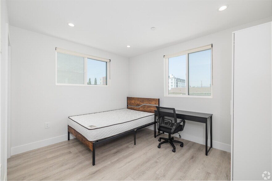 Building Photo - 1334 W 37th Pl