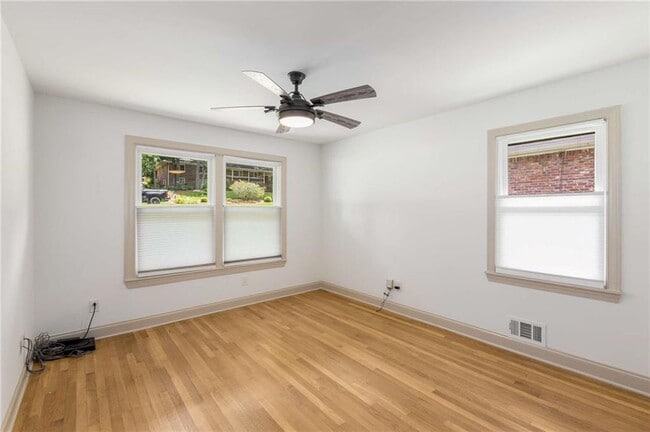 Building Photo - 2423 Sunset Dr NE