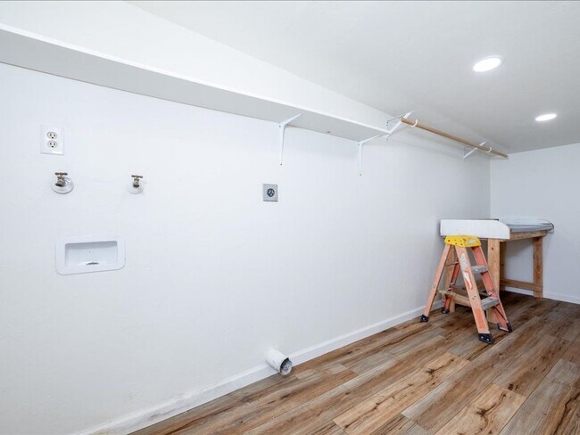 Building Photo - 4 Bedroom 2 Bathroom