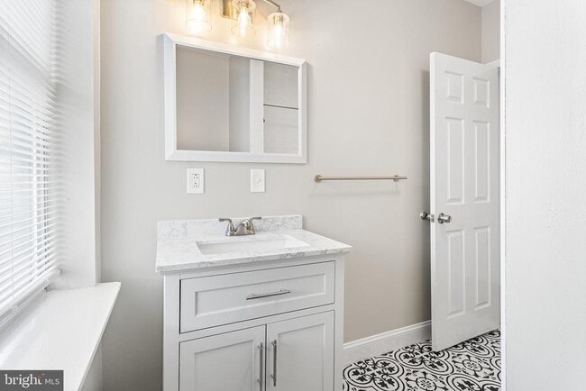 Building Photo - 518 S 56th St