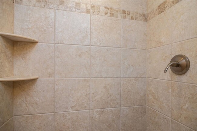 Building Photo - Spacious 4/3.5 in Highly Sought-After Buck...