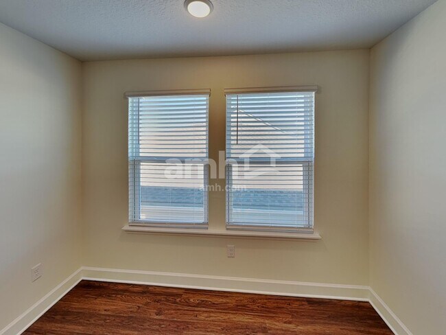 Building Photo - 3008 20th Ave W