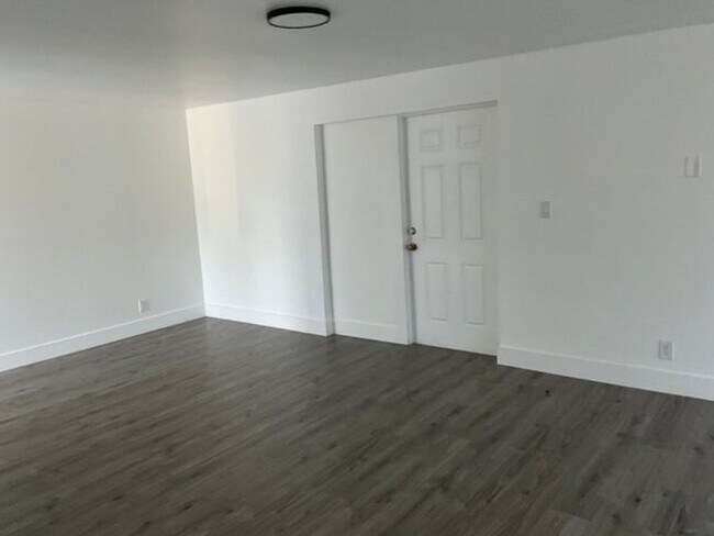 Building Photo - 5662 Parke Ave