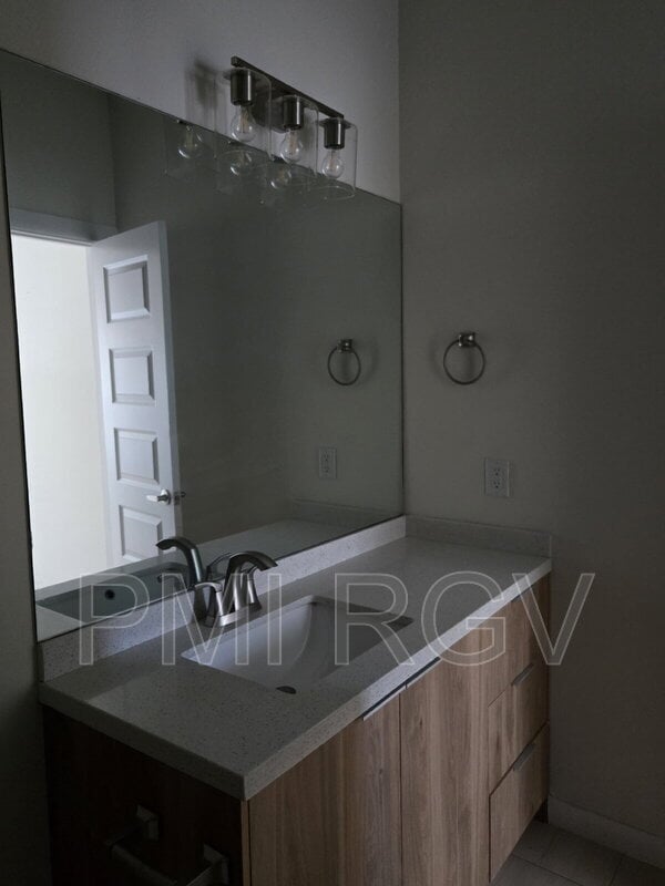 Building Photo - 2912 E Israel Ave