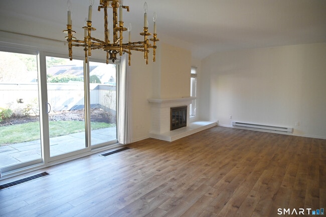 Building Photo - 922 Heritage Vlg