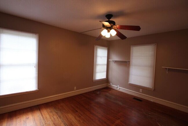 Building Photo - Charming 3 Bedroom 2 Bath Near TJC!