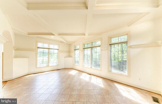 Building Photo - 9005 Edgepark Rd