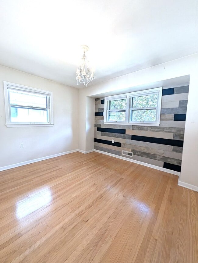 Building Photo - Gorgeous 3-bedroom single family home - Av...