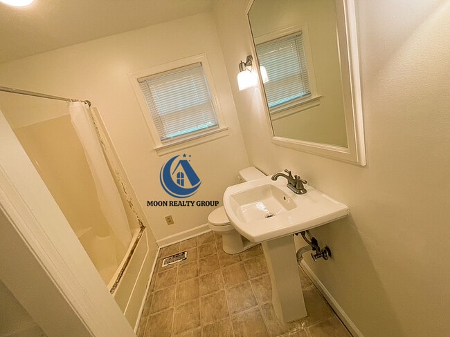 Building Photo - 710 E Chestnut St